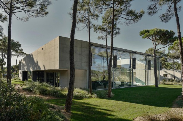 the-wall-house-by-guedes-cruz-arquitectos-image-ricardo-oliveira-alves-010