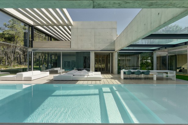 the-wall-house-by-guedes-cruz-arquitectos-image-ricardo-oliveira-alves-013