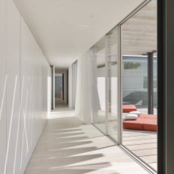 the-wall-house-by-guedes-cruz-arquitectos-image-ricardo-oliveira-alves-017