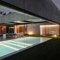 the-wall-house-by-guedes-cruz-arquitectos-image-ricardo-oliveira-alves-031