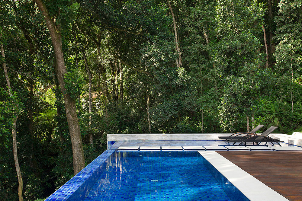 casa-portobello-13-vista-piscina-mata-verde-azul-hidromassagem-borda-infinita-externa-lateral-tripper-arquitetura