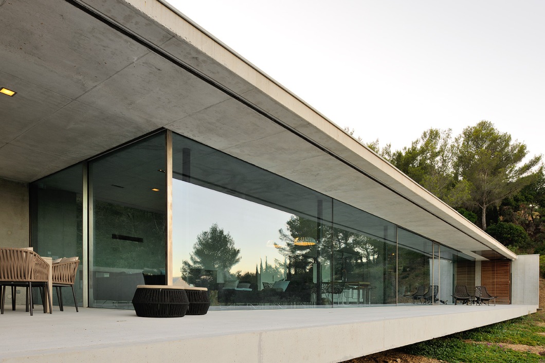 maison-mira-ra-01-aum-minassian-architectes-architecture-maison-contemporaine-materiaux-beton-acier-brut-sud-france-4